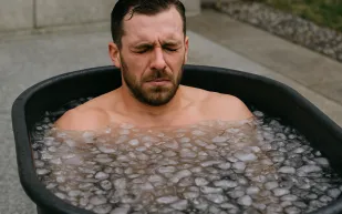 حمامات الثلج.. روتين توم هولاند للياقة الحديدية (فيديو)