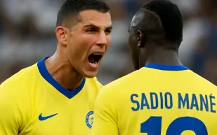 كيف عبّر رونالدو عن غضبه تجاه ساديو ماني بعد طرده في مباراة الاتحاد؟ (فيديو)