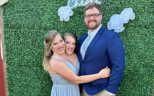 ظهور التوأم "آبي وبريتاني هينسل" مع مولودهما الجديد يعيدهما إلى الأضواء