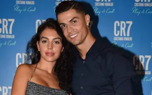 إعلامي سعودي يفاجئ رونالدو بهدية غير متوقعة بمناسبة زواجه (فيديو)