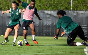 الأهلي يواصل استعداداته للموسم الجديد بتعادل مثير أمام العين الإماراتي (فيديو)