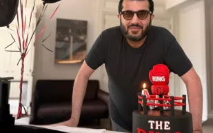 تركي آل الشيخ يتلقّى تهاني النجوم في عيد ميلاده الـ44 (فيديو)