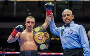 نيك بول يحافظ على لقب WBA في وزن الريشة