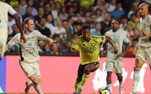 بعشرة لاعبين.. النصر يهزم الاتحاد ويتأهل إلى نهائي كأس السوبر السعودي (فيديو)