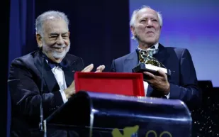شاهد.. كوبولا يكرم هيرتزوغ بجائزة الأسد الذهبي في افتتاح مهرجان فينيسيا