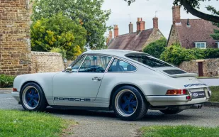 سيارة كلاسيكية نادرة من سينغر بسعر قياسي (صور)