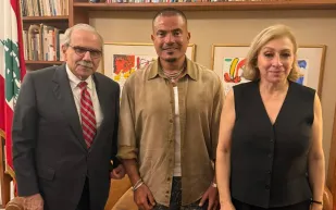 استقبال رسمي ولافتات ترحيب.. عمرو دياب حديث لبنان في ليلة لا تُنسى (فيديو)