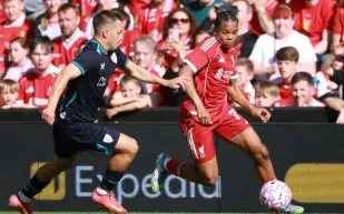 من موهبة صاعدة إلى نجم متألق: تعرف على ريو نغوموها جوهرة ليفربول الجديدة