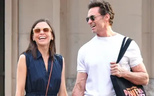 هيو جاكمان وساتون فوستر يظهران مجددًا.. علاقة تتحدى الزمن