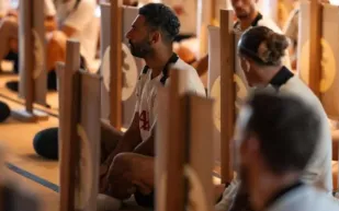 بصور ووصف.. محمد صلاح يثير الجدل خلال جولة فريقه الآسيوية