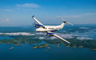  Beechcraft King Air 260 بين الغيوم.. بتقنيات ذكية ومقصورة فارهة