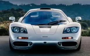 تشويق عالمي بعد رصد ماكلارين F1 على متن طائرة إماراتية