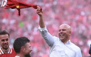 أرنِي سلوت يصنع التاريخ مع ليفربول: أعلى نسبة تسجيل في مباريات الدوري الإنجليزي