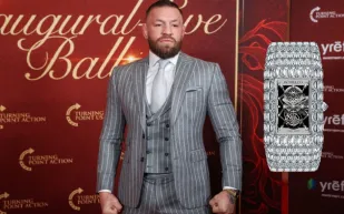 كونور مكغريغور يتلقّى ساعة "Billionaire Ashoka".. تعرف على سعرها الخيالي (فيديو)