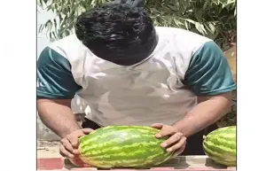 رجل معصوب العينين يحطم 32 بطيخة برأسه في دقيقة ويدخل موسوعة غينيس (فيديو)