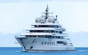 Amadea.. اليخت الروسي الفاخر في طريقه إلى مزاد أمريكي بعد مصادرته (فيديو)