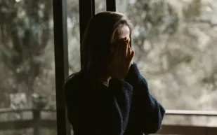 ما الذي يمنعنا من مسامحة أنفسنا؟ دراسة حديثة تكشف الإجابة