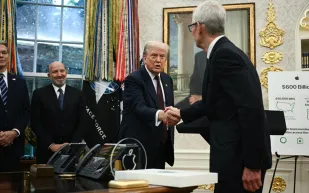 هدية فريدة من تيم كوك للرئيس الأمريكي.. ورسالة ضمنية حول مستقبل Apple (فيديو)