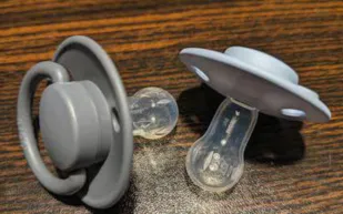 "اللهاية للكبار".. موضة جديدة تجتاح الصين لمواجهة التوتر وتحذيرات طبية من آثارها الجسدية والنفسية 