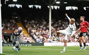 مانشستر يونايتد يسقط في فخ التعادل أمام فولهام.. فيديو 