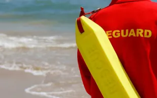 63 عامًا على الشاطئ.. ثمانيني يحقق رقمًا قياسيًا جديدًا في موسوعة غينيس