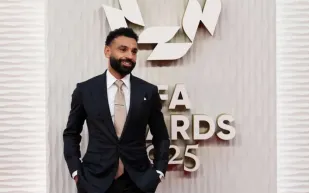 محمد صلاح يتوج بجائزة الأفضل ويخطف الأنظار بساعته الفاخرة في حفل PFA