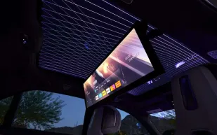 نقلة تكنولوجية فاخرة: BMW تكشف عن براءة اختراع تحول سقف السيارة إلى شاشة رقمية