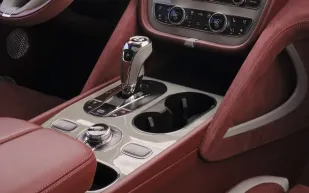 بنتلي تكشف عن حامل أكواب الأذكى والأفخم في عالم السيارات.. ما مواصفته؟