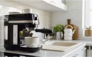 ماكينات القهوة البلاستيكية في دائرة الشك.. ما مدى خطورتها على صحتك؟