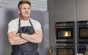 غوردون رامزي يجلب خبرة المطابخ العالمية إلى السعودية (فيديو)