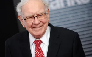 وارن بافيت يعزز رهانه على UnitedHealth ويقلص استثماراته في آبل