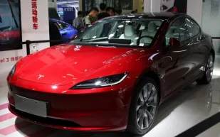 تسلا تُفعّل الذكاء الاصطناعي داخل سياراتها في الصين بمساعد صوتي محلي الهوية