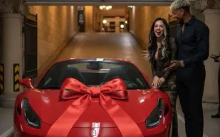 شاهد.. لامين يامال يهدي فيراري للمغنية نيكي نيكول