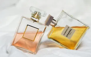 دليلك الذكي: 6 مؤشّرات تكشف العطر المقلّد من أول نظرة
