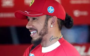 "أنا عديم الفائدة".. اعتراف صادم من هاميلتون بعد تراجع أدائه مع فيراري