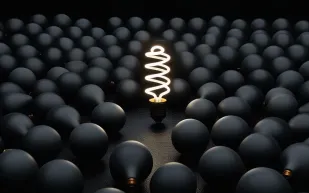 الاختيار الذكي: متى تبتكر ومتى تقلد؟ خارطة طريق لاستراتيجية رابحة