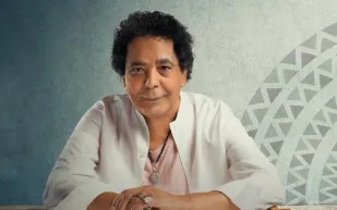 أول ظهور لمحمد منير بعد الوعكة الصحية مع بسمة وهبة