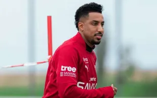 بعد 4 أسابيع من الغياب للإصابة.. سالم الدوسري ينضم مجددًا لمعسكر الهلال