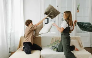 دراسة جديدة: عدوانية الأخوات تكسر الصورة النمطية للجنس اللطيف