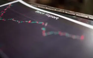 سوق الأسهم السعودية يتراجع 87 نقطة بتداولات قيمتها 3.4 مليار ريال