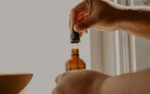 كيف تصنع توقيعك العطري؟ فن مزج الطبقات لصنع رائحة تليق بك