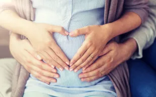 دراسة تكشف العلاقة بين تقلبات دخل الأسرة أثناء الحمل ودماغ الجنين؟