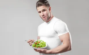 فوائد وأضرار حمية العصر الحجري: هل يساعد رجيم باليو في بناء العضلات؟