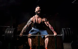 بين التضخيم وبناء القوة.. أيهما تختار الرفعة الرومانية أم الرفعة الميتة؟