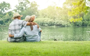 لماذا يحدث الانفصال بعد الخمسين؟ كيف تتجنب "الطلاق الرمادي" وتحافظ على دفء العلاقة؟