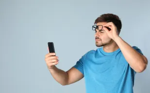 هل استخدام الهاتف الذكي لمدة ساعة يوميًا يضر بصرك؟ دراسة جديدة تكشف الحقيقة