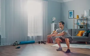 رغم فوائده لعضلات الفخذ.. هل يضر تمرين القرفصاء مفصل الركبة؟