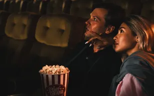 أفلام مبنية على قصص حب حقيقية تُجسّد مشاعر الزواج الحقيقي