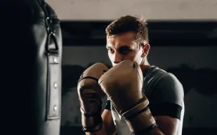 هل تساعد رياضة الملاكمة في بناء العضلات؟ إليك فوائدها وأضرارها المحتملة