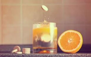 دراسة: مكملات فيتامين C قد تضاعف خطر حصوات الكلى لدى الرجال